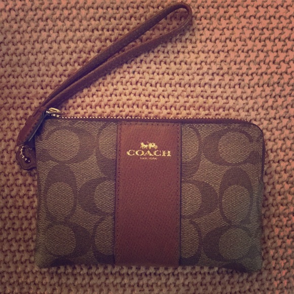 Coach Handbags - COACH wristlet 🎀